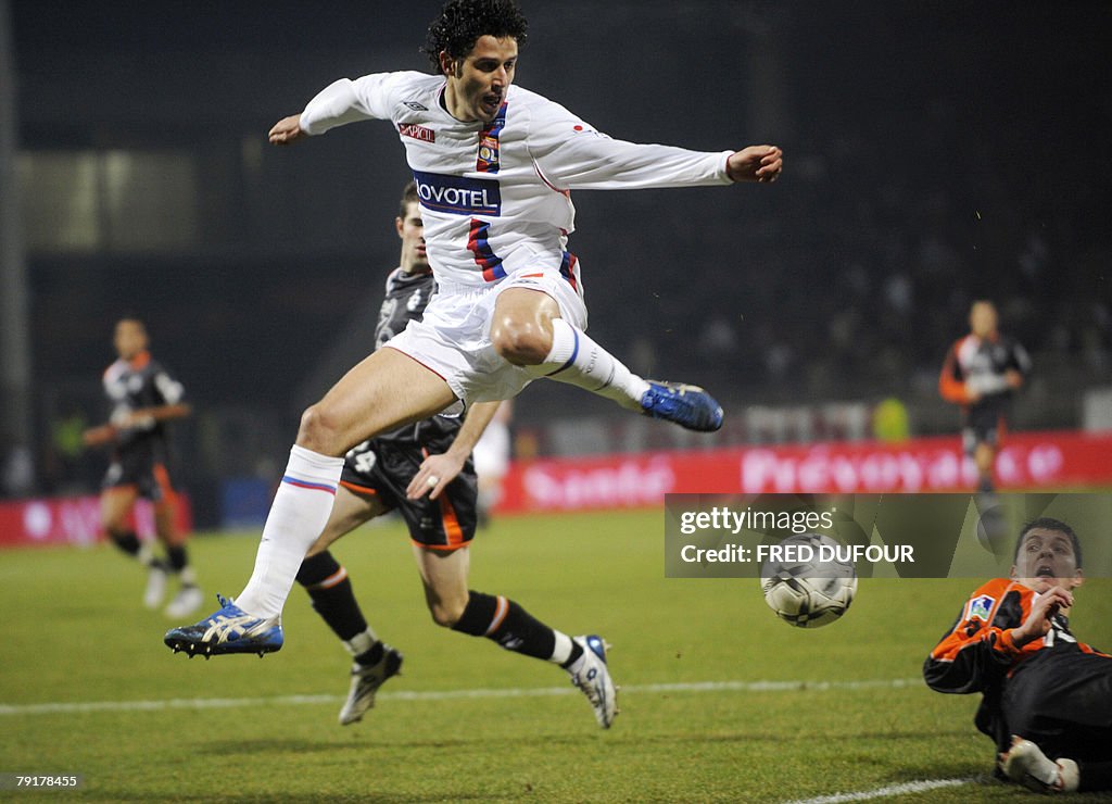 Lyon' defender Fabio Grosso (L) jumps ne
