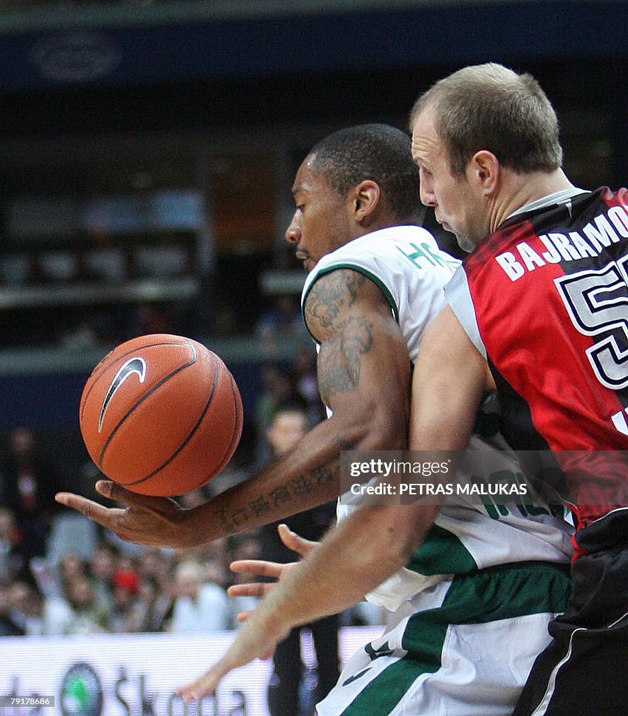 Lietuvos Rytas Kenan Bajramovic (R) vies