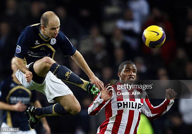 Eindhoven's Jefferson Farfan and Arne Slot of Sparta Rotterdam fight for the ball during their Dutch premier league match, 23 January 2008. AFP PHOTO...