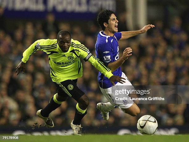 Claude Makelele of Chelsea battles with Mikel Arteta of Everton during the Carling Cup Semi Final Second Leg match between Everton and Chelsea at...