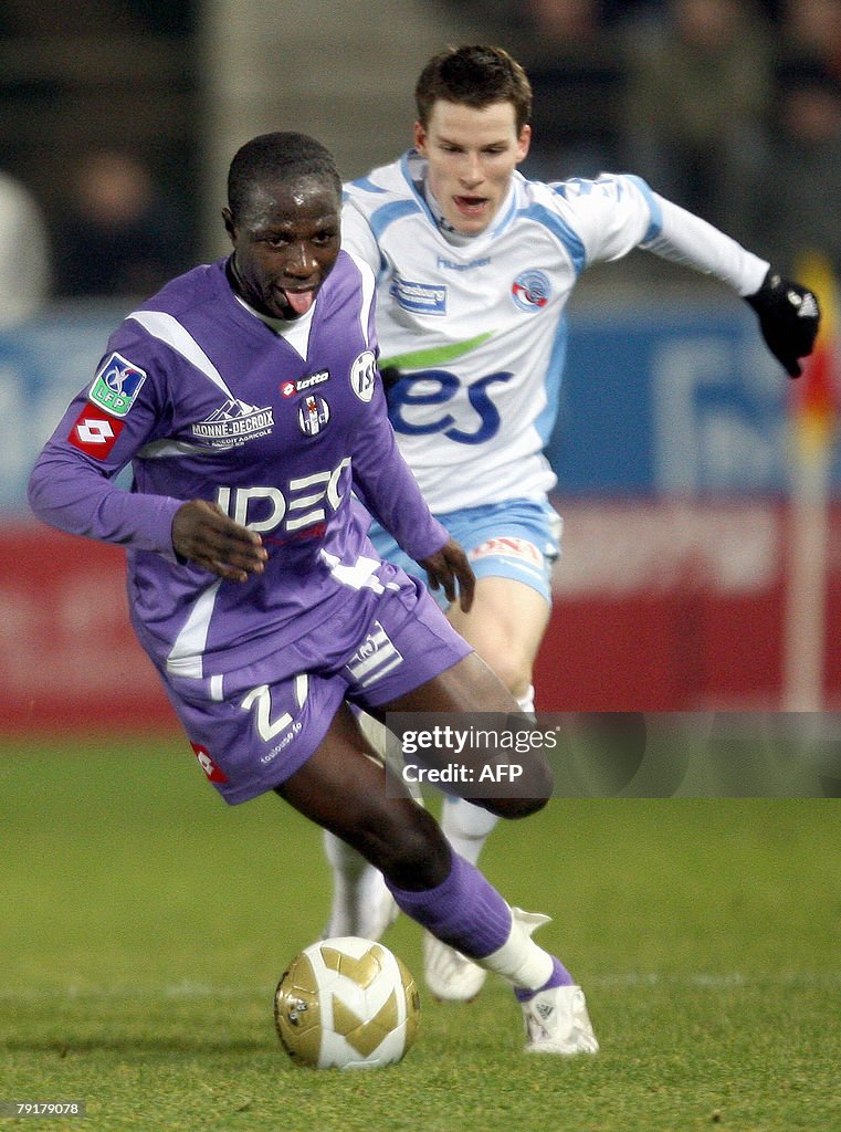 Strasbourg's forward Kevin Gameiro (R) v