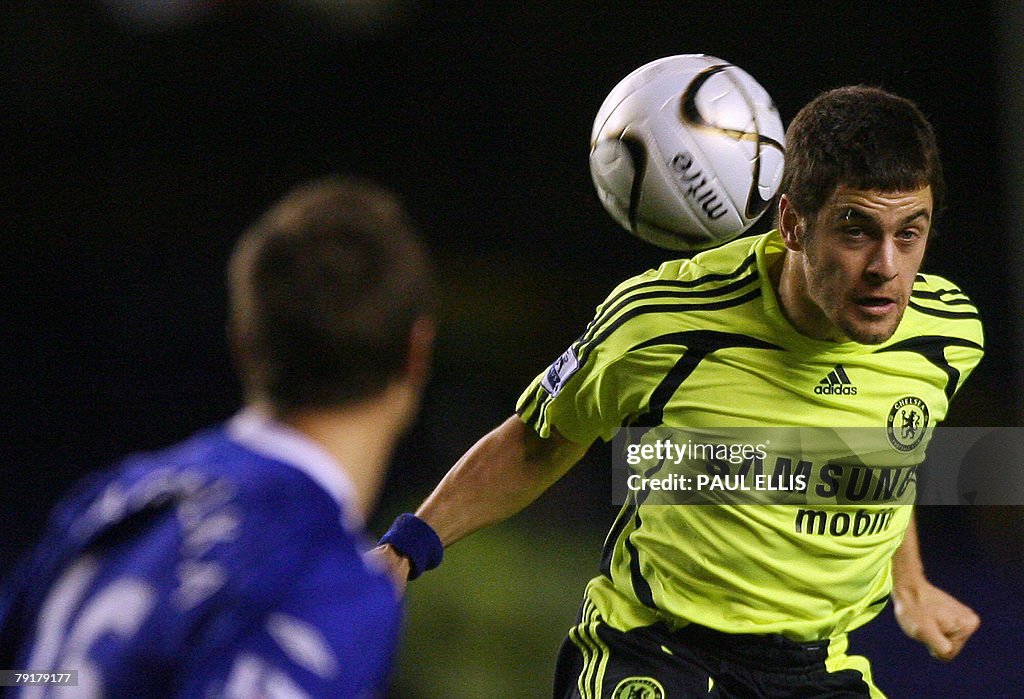 Chelsea's English midfielder Joe Cole (R