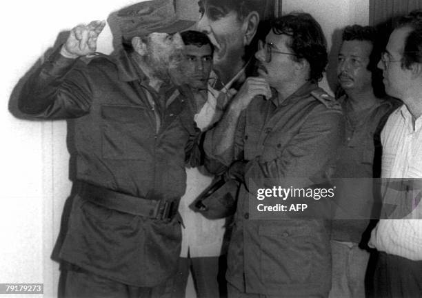 Picture taken 28 June 1988 of Cuban President Fidel Castro and Nicaraguan President Daniel Ortega talking during a visit to social works in Havana....