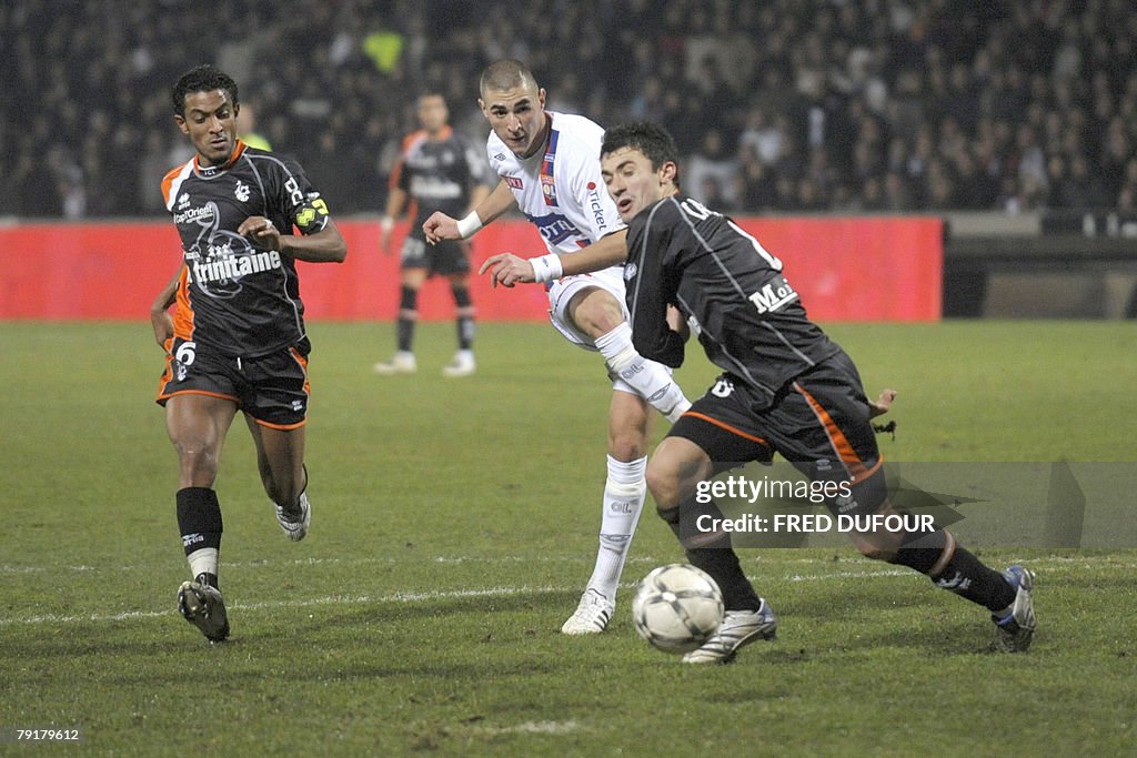 Lyon's forward Karim Benzema (C) vies wi