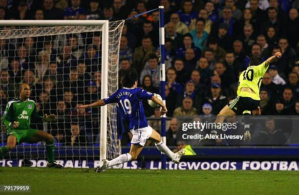 Joe Cole of Chelsea scores the opening goal during the Carling Cup Semi Final 2nd Leg match between Everton and Chelsea at Goodison Park on January...