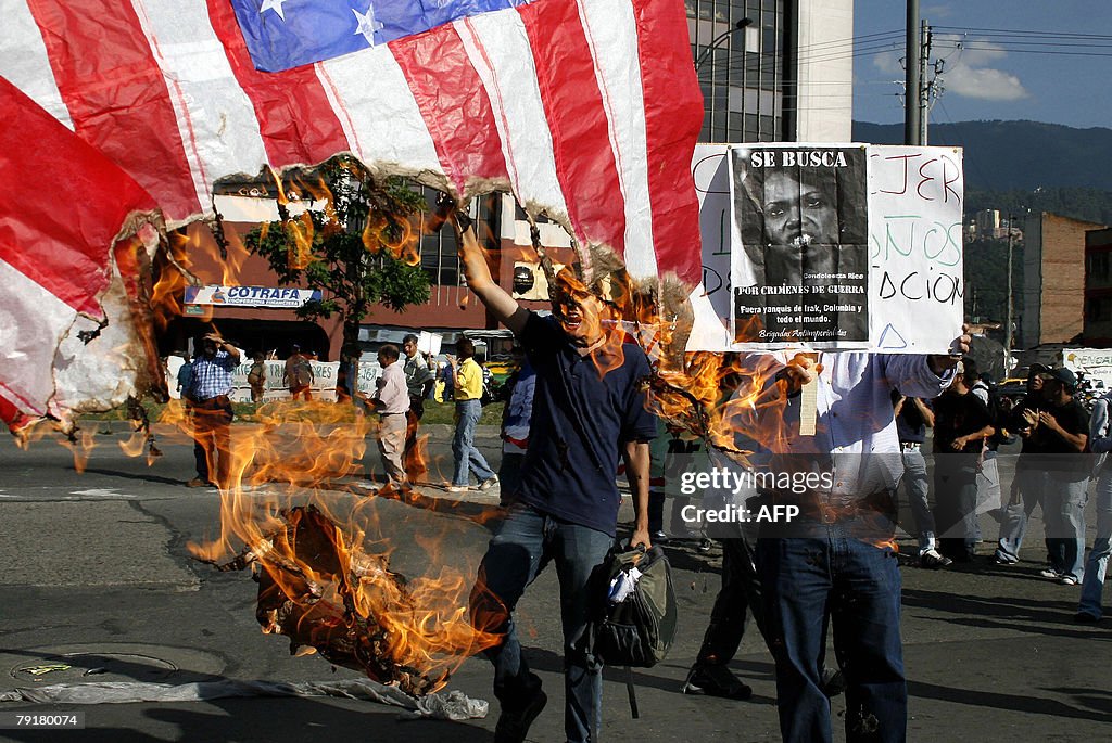 Colombians burn a US national flag durin