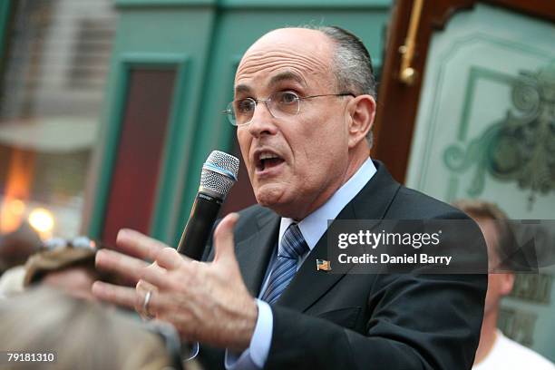 Republican presidential hopeful and former New York City Mayor Rudy Giuliani speaks to supporters at McCabe's Irish Pub & Grill January 23, 2008 in...