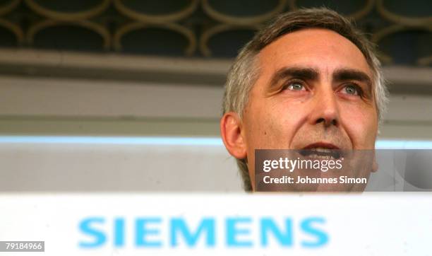 Peter Loescher, President and CEO of Siemens global powerhouse in electronics and electrical engineering, addresses the media prior to the annual...