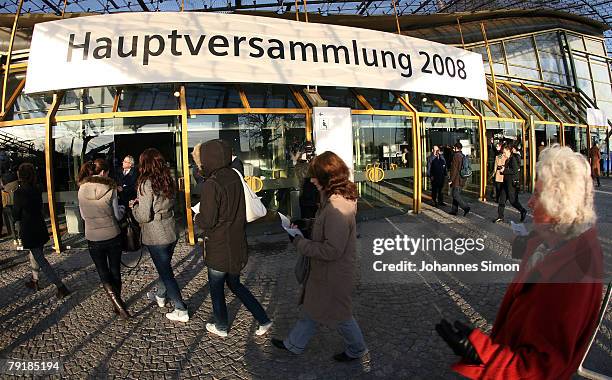 Shareholders of Siemens global powerhouse in electronics and electrical engineering, arrive for the annual shareholder meeting at Olympiahalle on...