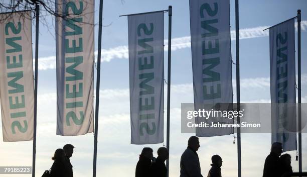 Shareholders of Siemens global powerhouse in electronics and electrical engineering, arrive for the annual shareholder meeting at Olympiahalle on...