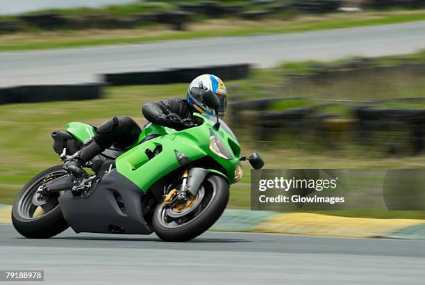 person riding a motorcycle on a motor racing track - moto 個照片及圖片檔