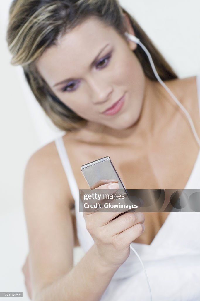 Young woman listening to an MP3 player