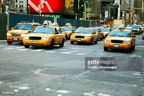cars on a road, times square, manhattan, new york city, new york state, usa - taxi amarillo fotografías e imágenes de stock