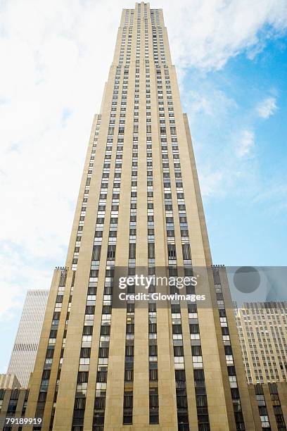 low angle view of a building, rockefeller center, manhattan, new york city, new york state, usa - rockefeller center foto e immagini stock