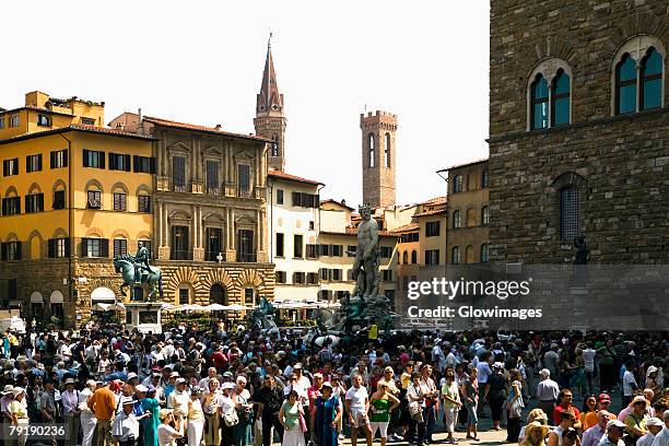 tourists in a city, piazza della signoria, florence, tuscany, italy - piazza della signoria stockfoto's en -beelden