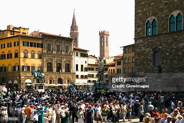 tourists in a city, piazza della signoria, florence, tuscany, italy - praça della signoria - fotografias e filmes do acervo