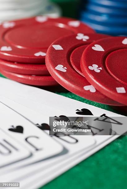 close-up of the poker of spades with gambling chips on a gambling table - pikbube stock-fotos und bilder
