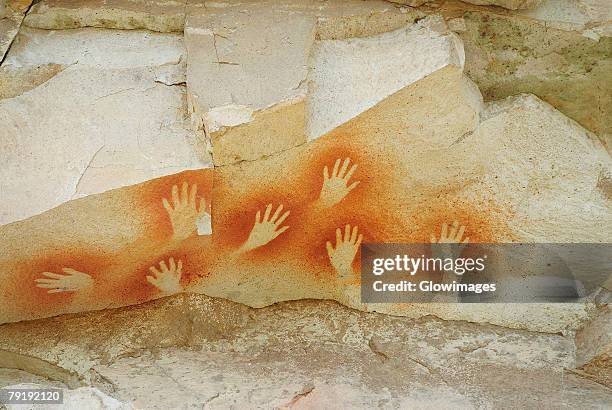 hand signs on a rock, cave of the hands, pinturas river, patagonia, argentina - pintura rupestre fotografías e imágenes de stock