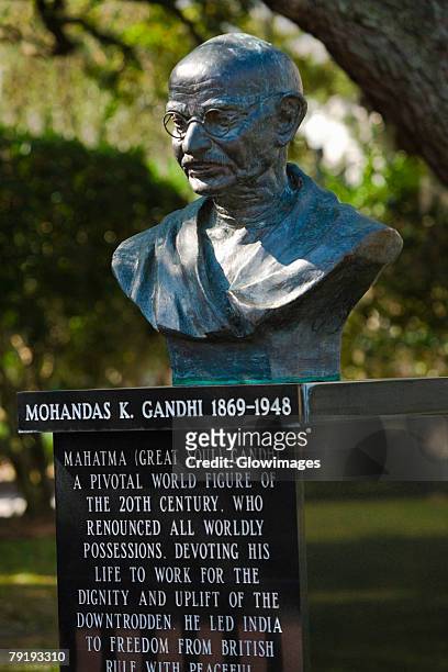 close-up of a statue of mahatma gandhi in a park, lake eola park, orlando, florida, usa - gandhi stock-fotos und bilder