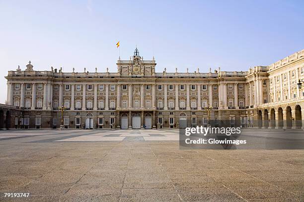 facade of a palace, madrid royal palace, madrid, spain - koninklijk paleis van madrid stockfoto's en -beelden