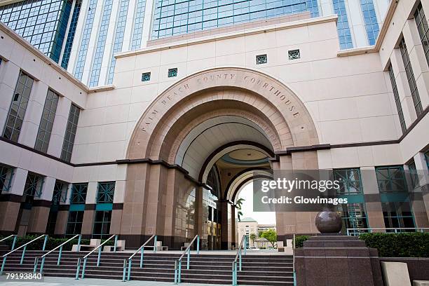 entrance of a courthouse, florida, usa - palm beach county courthouse photos et images de collection