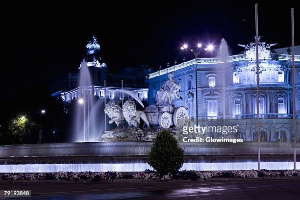 fountain in front of a palace lit up at night, cibeles fountain, palacio de linares, plaza de cibeles, madrid, spain - cibeles stock-fotos und bilder