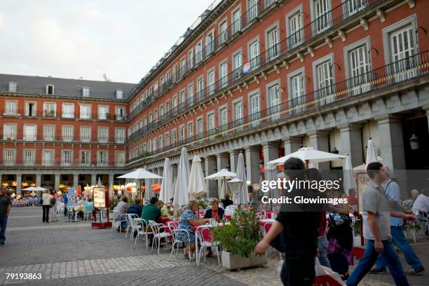 tourists at a sidewalk cafe, plaza mayor, madrid, spain - café esplanada imagens e fotografias de stock