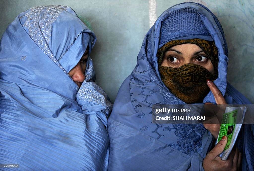 Afghan widows line up to get their food