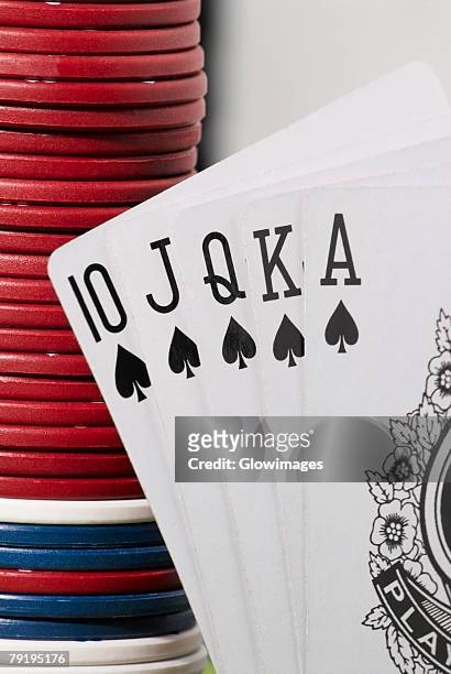 close-up of the poker of spades with a stack of gambling chips - pikbube stock-fotos und bilder