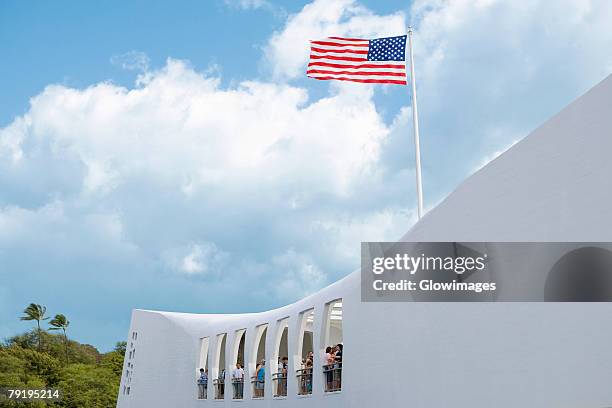 low angle view of an american flag fluttering on a memorial building, uss arizona memorial, pearl harbor, honolulu, oahu, hawaii islands, usa - pearl harbor fotografías e imágenes de stock