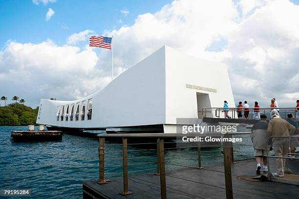 american flag fluttering on a memorial building, uss arizona memorial, pearl harbor, honolulu, oahu, hawaii islands, usa - pearl harbor fotografías e imágenes de stock