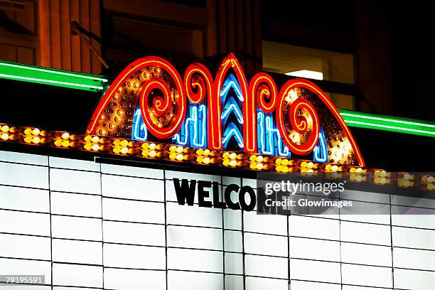 close-up of a theater marquee lit up at night, charleston, south carolina, usa - anzeigetafel für kino oder theater stock-fotos und bilder