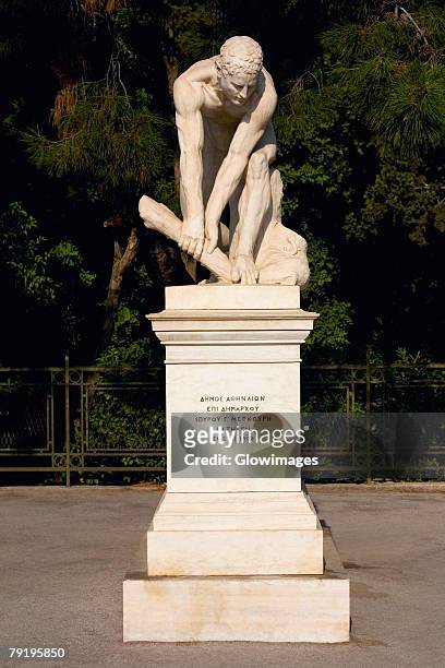 statue on a pedestal, athens, greece - statue photos et images de collection