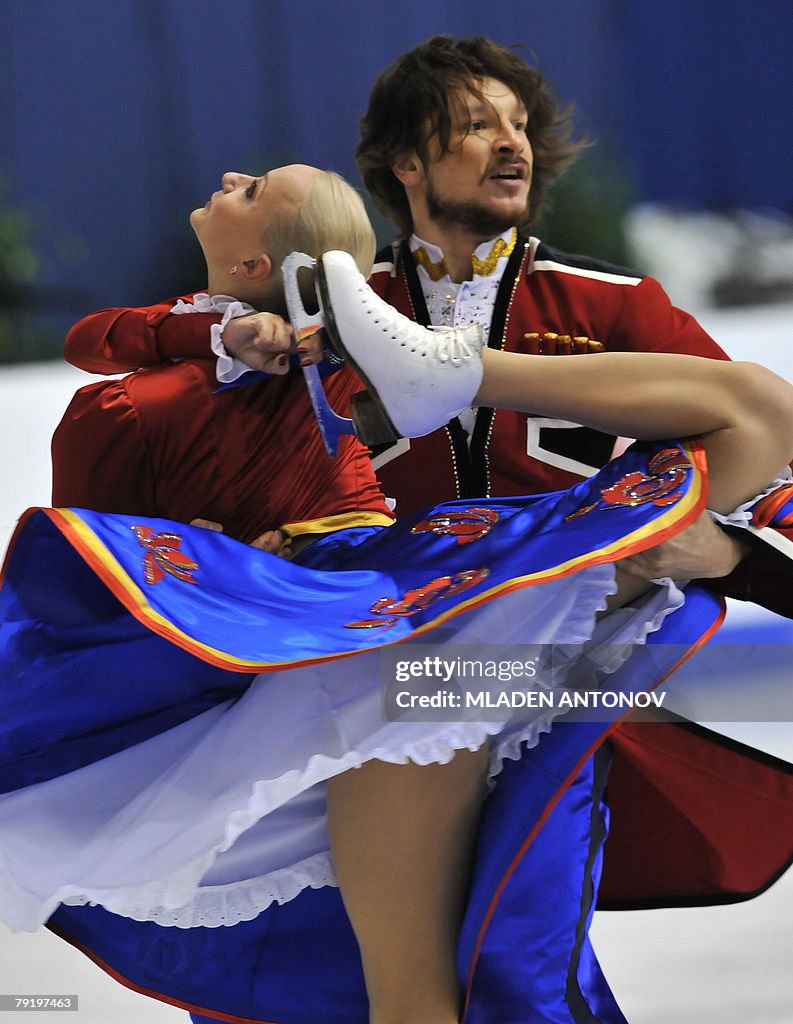 Russia's Okasana Dommina and Maxim Shaba