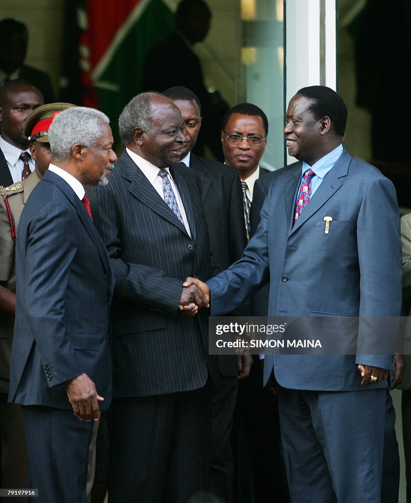 Kenyan President Mwai Kibaki (C) shakes