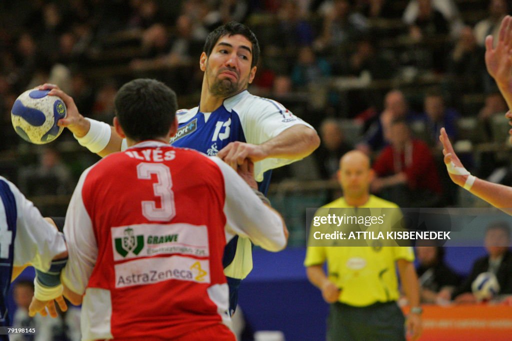 France's left back Nikola Karabatic (C)