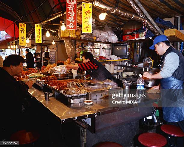 food stand in seoul, korea - koreaans schrift stockfoto's en -beelden