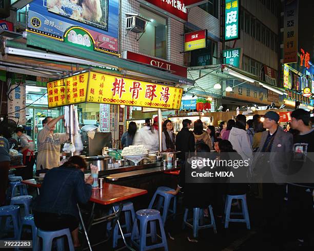 shilin night market, taipei, taiwan - night market stock-fotos und bilder