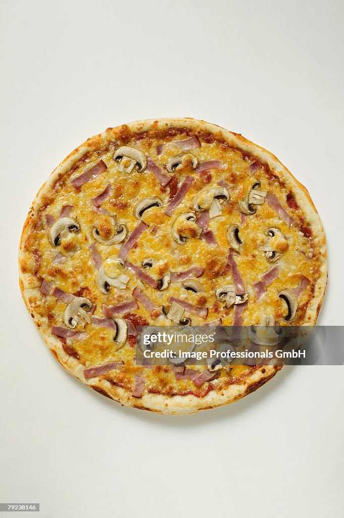 American-style ham and mushroom pizza