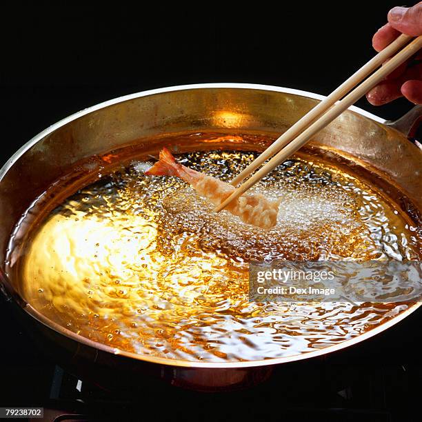 deep fried prawns - house warm heating oil stockfoto's en -beelden