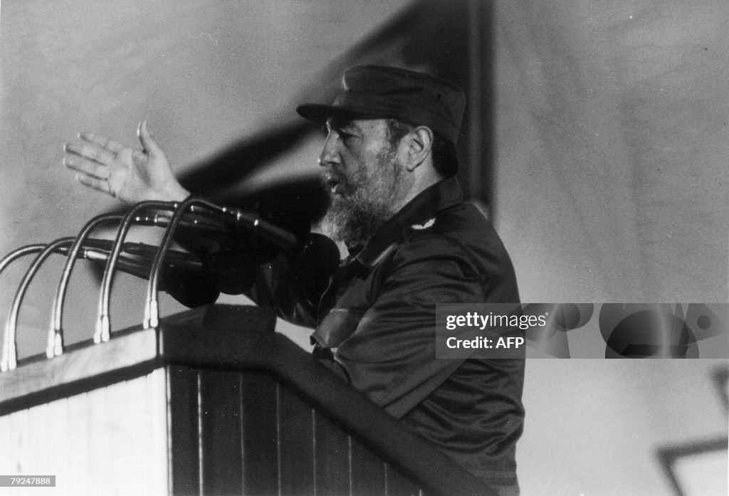 (FILE) Cuban president, Fidel Castro, de