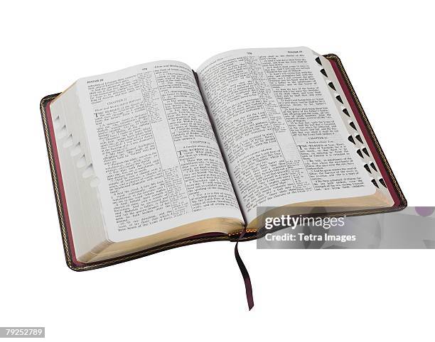 an open holy bible - biblia fotografías e imágenes de stock