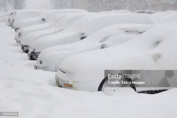 cars buried in snow - deep snow stockfoto's en -beelden