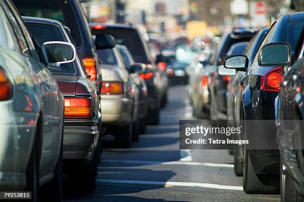 bumper to bumper traffic - tráfico fotografías e imágenes de stock