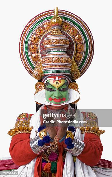 portrait of a kathakali dance performer dancing - kathakali dancing fotografías e imágenes de stock