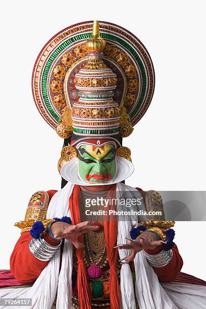 portrait of a kathakali dance performer - kathakali dancing fotografías e imágenes de stock