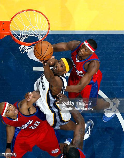 Hakim Warrick of the Memphis Grizzlies shoots between Corey Maggette and Al Thornton of the Los Angeles Clippers on January 26, 2008 at the...