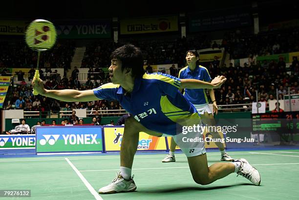 Lee Yong-Dae of Korea, returns the shuttlecock against Indonesia's Flandy Limpele and Vita Marisssa during the mixed doubles final at the 2008 Yonex...