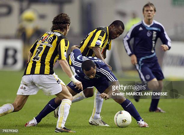 Ajax player Leonardo duels for the ball with Sebastien Sansoni and Abubakari Yakubu of Vitesse during their championship match 27 January 2008 in...