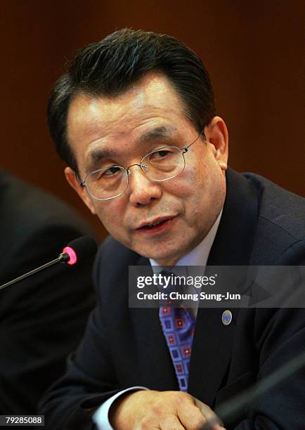 Han Seung-Soo, former foreign minister, attends a high-level expert panel meeting on water and disaster on January 28, 2008 in Seoul, South Korea....